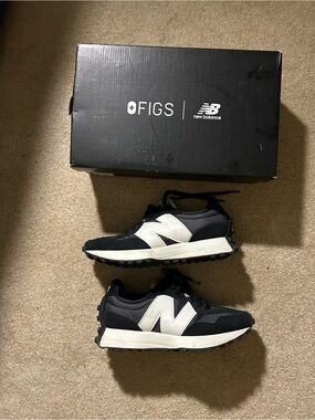 2022 New balance 327 “White black”